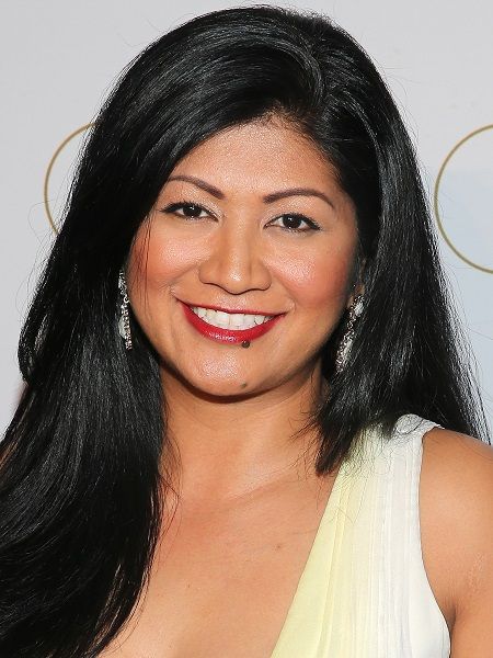 Sue-Lynn Ansari's smiling pose